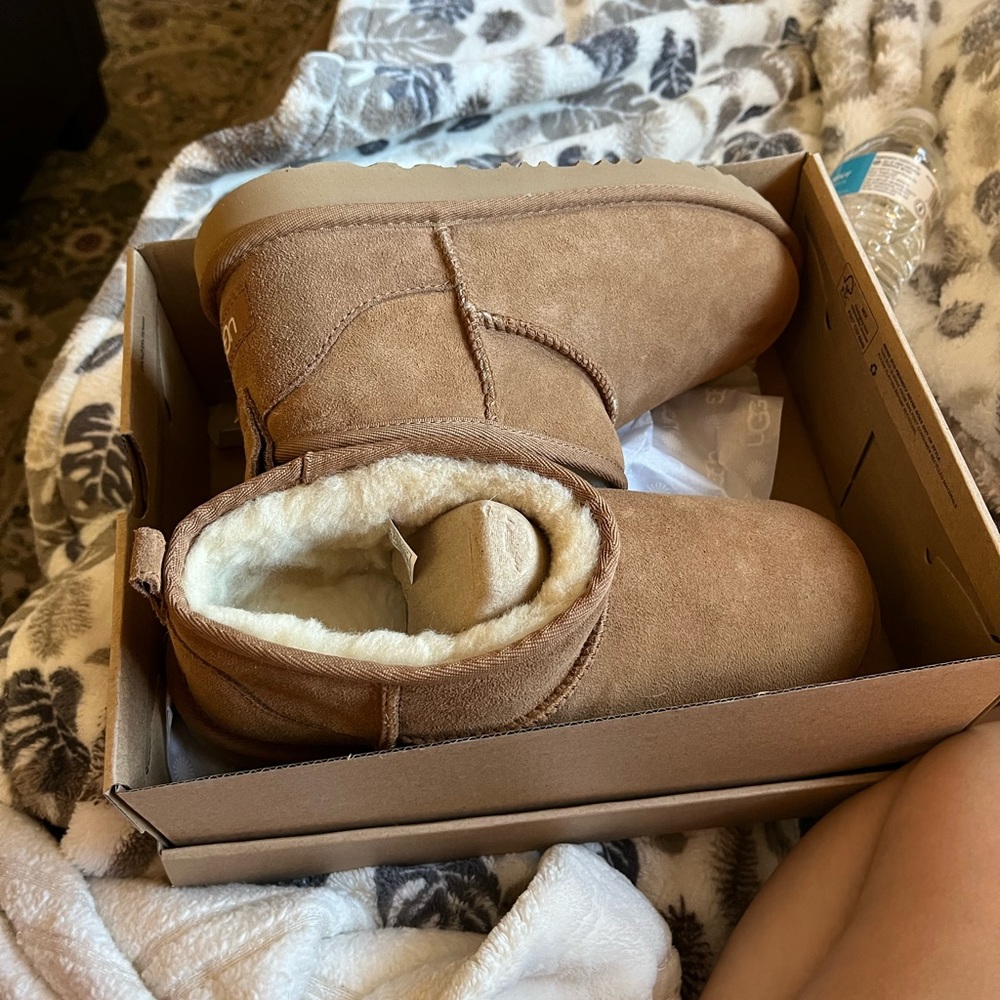 NIB UGG Ultra Mini